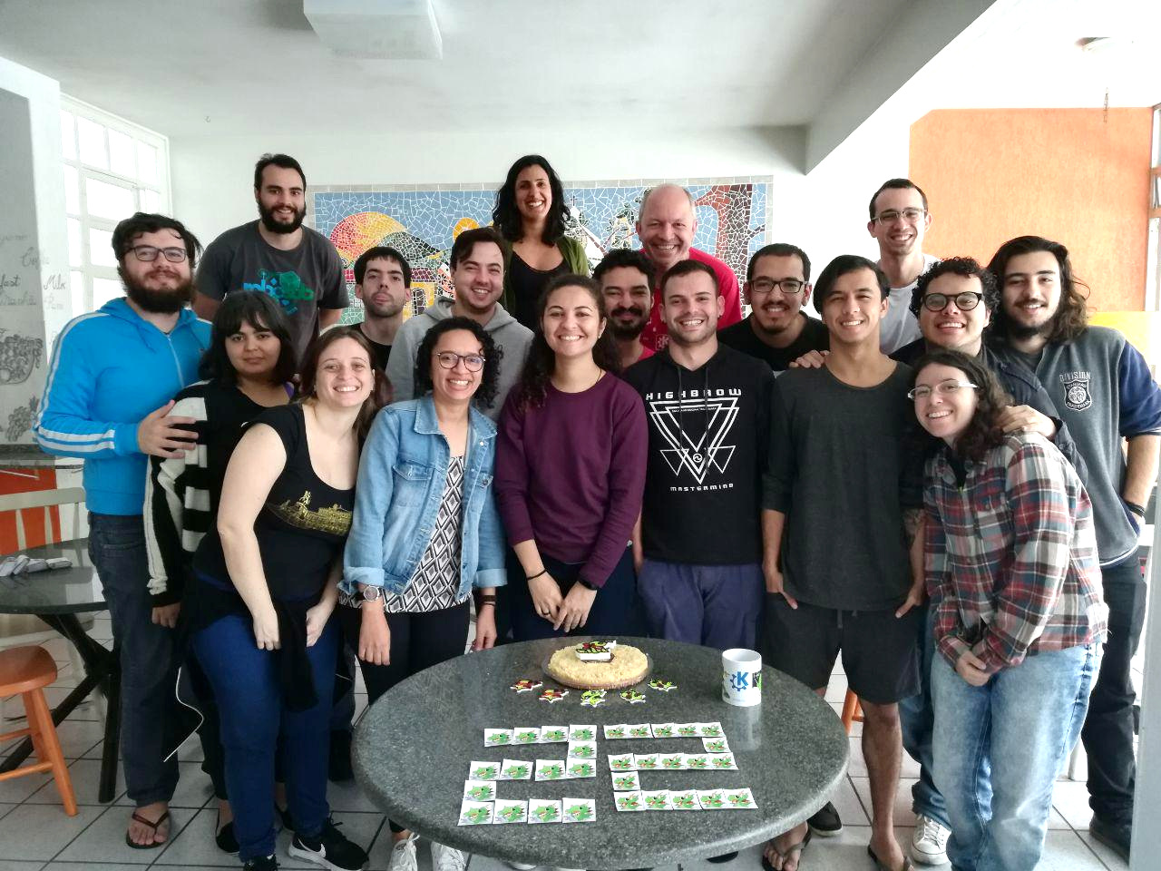 Comemoração dos 22 anos da comunidade KDE com direito a bolo